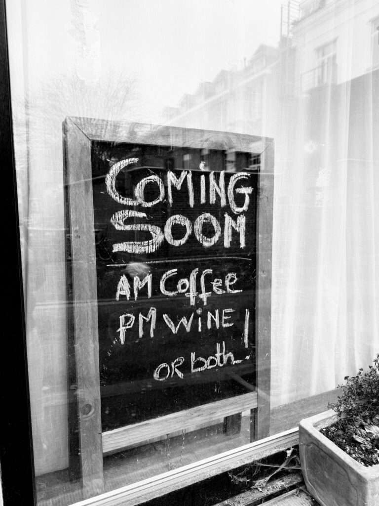 uithangbord horeca met tekst: binnenkort opening koffie- en wijnbar Leuven